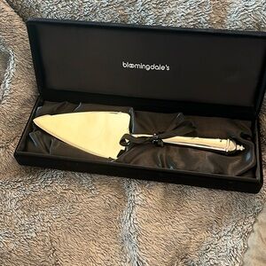 Bloomingdale’s towle cake slicer